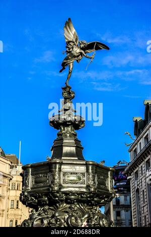 Statue d'Anteros au sommet de la fontaine du Mémorial de Shaftesbury à Piccadilly Circus, Londres, Angleterre Banque D'Images