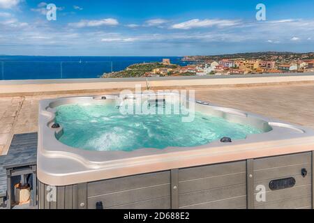 Piscine moderne et luxueuse avec hydromassage donnant sur la ville de Santa Teresa Gallura, située à la pointe nord de la Sardaigne dans la province de Sassa Banque D'Images