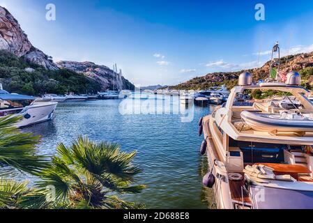 Vue sur le port avec les yachts de luxe de Poltu Quatu, Sardaigne, Italie. Cette ville pittoresque est un vrai bijou à Costa Smeralda et un aimant de yacht de luxe Banque D'Images