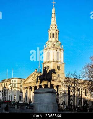 Saint-Martin dans les champs église et statue du roi Charles I à la place Trafalgar. Londres, Angleterre Banque D'Images