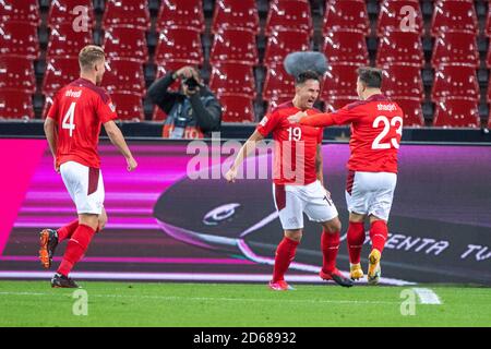 Goalschuetze Mario GAVRANOVIC (Middle, SUI) est acclamée par Xherdan SHAQIRI (Right, SUI) et Nico ELVEDI (SUI) pour le faire 1-0 pour la Suisse, match international de football, Ligue des Nations de l'UEFA, Division A, Groupe 4, Allemagne (GER) - Suisse (SUI) 3: 3, le 13 octobre 2020, Koeln, Allemagne. € | utilisation dans le monde entier Banque D'Images