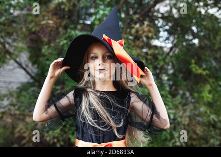 Petite fille en costume de sorcière à l'extérieur. Joyeux Halloween Banque D'Images