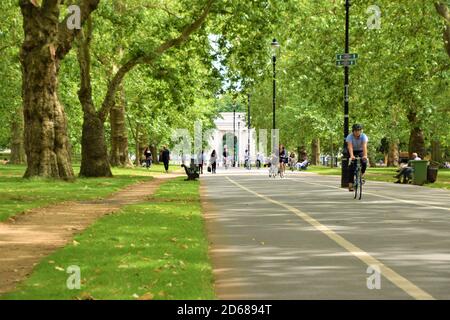 Personnes marchant et faisant du vélo à Hyde Park, Londres Banque D'Images