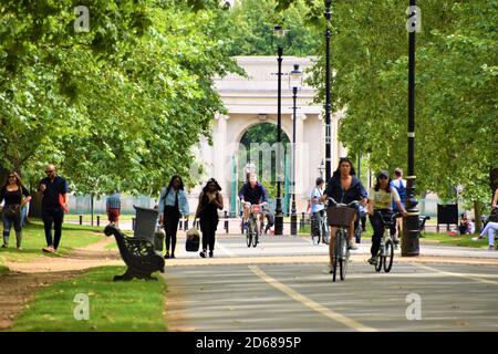 Personnes marchant et faisant du vélo à Hyde Park, Londres Banque D'Images