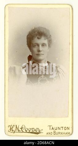 Victorian CDV of attractive mature woman, Taunton, Devon, Angleterre, Royaume-Uni vers 1894 Banque D'Images