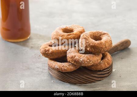 Beignets faits maison à base de sucre glacé sur fond de pierre Banque D'Images