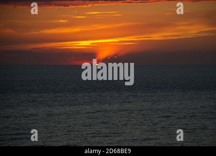 Le beau ciel au coucher du soleil s'étend sur la mer. Banque D'Images