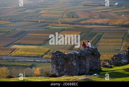 Ruines sur le mont Castelfeder. Vue sur la vallée de l'Etsch en direction de Salurn, Salorno dans le sud du Tyrol Unterland, Bassa Atesina. europe, Europe centrale Banque D'Images