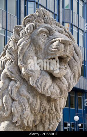 Statue de lion devant le siège de la Bayerische Landesbank à Munich, Allemagne Banque D'Images
