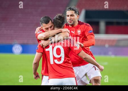 Granit XHAKA (à gauche, SUI) et Ricardo RODRIGUEZ (à droite, SUI) sont heureux de goalschuetze Mario GAVRANOVIC (SUI) sur le but à 3: 2 pour la Suisse, match international de football, Ligue des Nations de l'UEFA, Division A, Groupe 4, Allemagne (GER) - Suisse (SUI) 3: 3, le 13 octobre 2020 en Allemagne / Koeln. € | utilisation dans le monde entier Banque D'Images