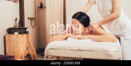 Massage relaxant du dos et du corps au spa. Femme de race mixte profitant d'un massage au spa Banque D'Images