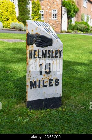 Gros plan de l'ancienne route du point de vue peint en noir et blanc Panneau pour Helmsley North Yorkshire England UK United Kingdom GB Grande-Bretagne Banque D'Images