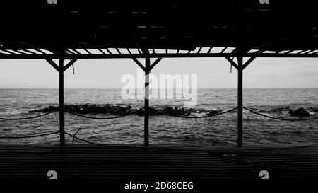 Vue sur la mer des Pouilles par une froide journée d'hiver depuis un ancien balcon donnant sur la mer. Banque D'Images