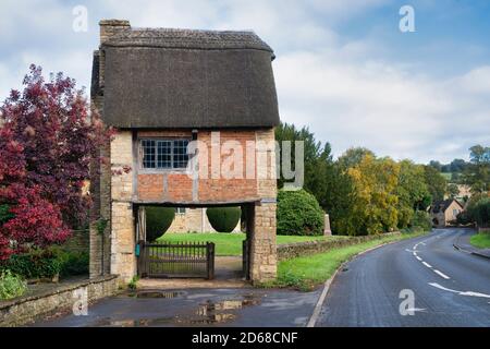 Porte Lych de l'église Saint-Pierre et Saint-Paul en automne. Long Compton, Warwickshire, Angleterre Banque D'Images