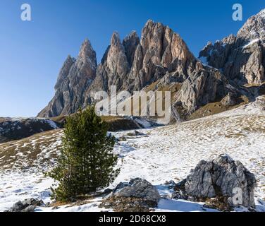 Chaîne de montagnes Geisler - Odle dans les Dolomites de la vallée de Groeden - Val Gardena dans le Tyrol du Sud - Alto Adige. Les Dolomites sont classés au patrimoine mondial de l'UNESCO Banque D'Images