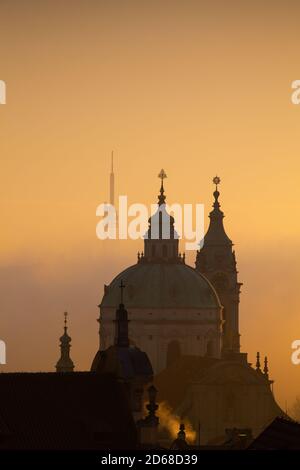 L'Église de Saint Nicolas dans la brume. Prague, République tchèque. C'est l'église baroque la plus célèbre de Prague, avec l'ancienne co jésuite Banque D'Images