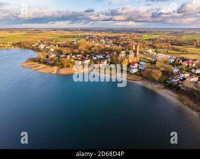 Vue aérienne du lac Rajgrodzkie et de l'église de Rajgrod, heure d'automne, Pologne Banque D'Images