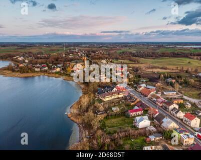 Vue aérienne du lac Rajgrodzkie et de l'église de Rajgrod, heure d'automne, Pologne Banque D'Images