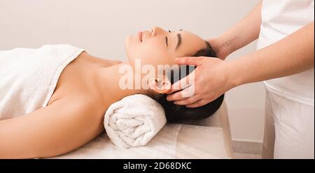 massage relaxant anti-stress de la tête. Belle femme se détend dans un salon de massage pendant un massage Banque D'Images