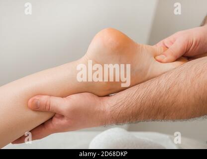 Massage relaxant des pieds, réflexologie. Femmes recevant un massage des pieds, gros plan Banque D'Images