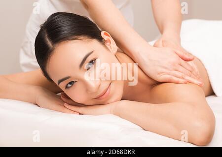 Massothérapie thaïlandaise. Portrait femme asiatique appréciant le massage au spa. Banque D'Images