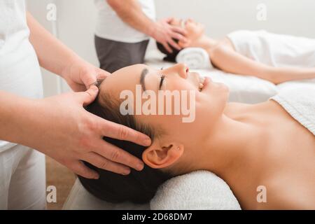 Massothérapie thaïlandaise de la tête. femme asiatique appréciant le massage au spa. Massages asiatiques. les procédures antistress au spa Banque D'Images