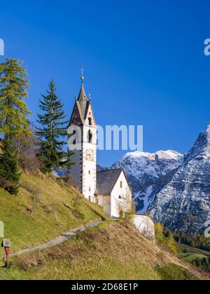 Chapelle Barbarakapelle - Chiesa di santa Barbara dans le village de Wengen - la Valle, dans la vallée de Gader - Alta Badia dans les Dolomites du Tyrol du Sud Banque D'Images