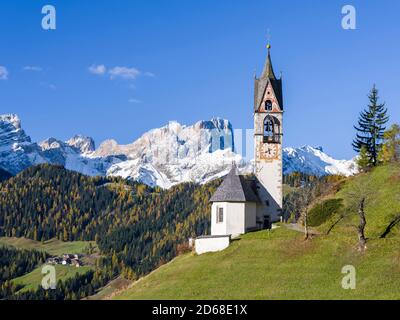 Chapelle Barbarakapelle - Chiesa di santa Barbara dans le village de Wengen - la Valle, dans la vallée de Gader - Alta Badia dans les Dolomites du Tyrol du Sud Banque D'Images