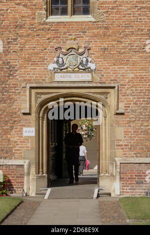 La devise Garde Ta Foy, qui signifie garder la foi sur une arcade au Magdalene College de Cambridge un jour d'été. 17 août 2009. Photo: Neil Turner Banque D'Images