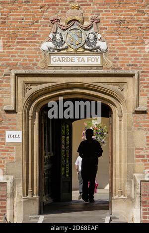 La devise Garde Ta Foy, qui signifie garder la foi sur une arcade au Magdalene College de Cambridge un jour d'été. 17 août 2009. Photo: Neil Turner Banque D'Images