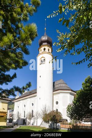 Le curch paroissial de Saint Michel - Chiesa Parrocchiale di San Michele, Innichen - San Candido dans la vallée de Puster - Val Pusteria; Alto Adige. europe Banque D'Images