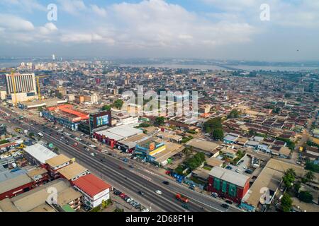 Côte d'Ivoire, Abidjan : vue aérienne du quartier de Marcory Potopoto sur le boulevard Valéry Giscard d'Estaing Banque D'Images