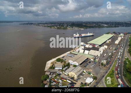 Côte d'Ivoire, Abidjan : vue aérienne du quartier des affaires du plateau avec l'école nationale des douanes et le marché des fruits dans le Banque D'Images