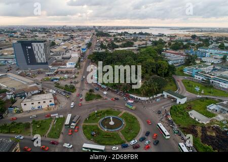 Côte d'Ivoire, Abidjan : vue aérienne du quartier de Treichville depuis l'hôpital universitaire Banque D'Images