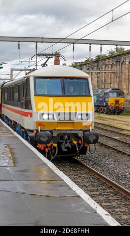 Classe 90, locomotive électrique Intercity 'Royal Scot' à la station Carlisle Banque D'Images