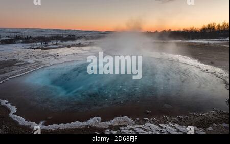 La zone géothermique Haukadalur fait partie de la route touristique Golden Circle en hiver. Geysir Strokkur en arrière-plan. europe, Europe du Nord, Banque D'Images