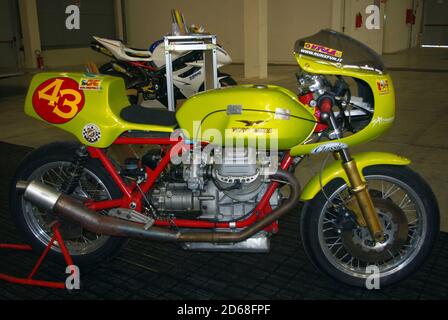 Vieille moto italienne: Moto Guzzi V7 Sport 750 cc cadre rouge (1971) Banque D'Images