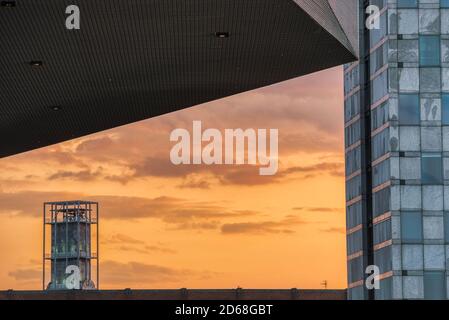 Horizon d'Aarhus au crépuscule : le Radhus (hôtel de ville) surveille la ville au coucher du soleil. Les bâtiments modernes de la région de DOKK1 véhiculent une architecture industrielle Banque D'Images