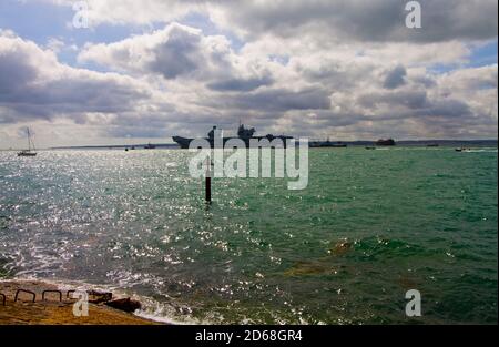 HMS Queen Elizabeth en quittant Portsmouth Harbour, depuis le château de Southsea Banque D'Images