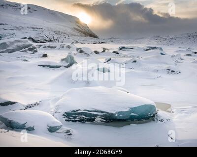 Glacier Svinafellsjoekul dans le parc national de Vatnajoekull en hiver. Le front de glacier et le lac glaciaire gelé. europe, Europe du Nord, islande, Fèr Banque D'Images