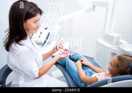 Dentiste heureux et enfant communiquer, traitement des dents enfant. Dentiste de l'enfant pendant son travail Banque D'Images