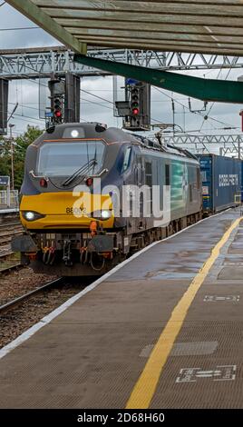 Services ferroviaires directs (DRS) locomotive à double mode de classe 88 88002 AT Gare de Carlisle Banque D'Images