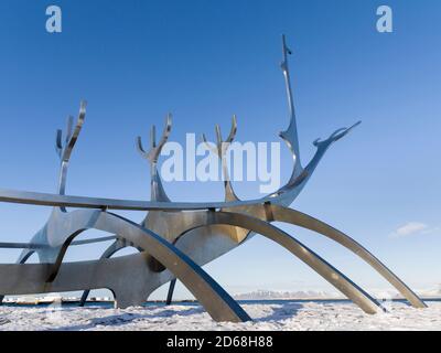 Solfar, un point de repère de Reykjavik. Solfar islandais pour Sun Voyager est une sculpture en acier inoxydable dans le port de Reykjavik créée par le Banque D'Images