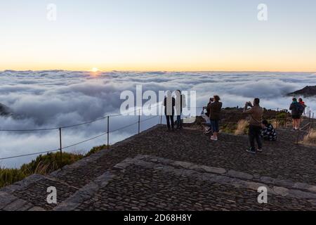 Pico Ruivo, Madère, Portugal - août 2020 : touristes et habitants de la région qui profitent d'un lever de soleil au plus haut sommet de l'île de Madère, 'Pico Ruivo' Banque D'Images