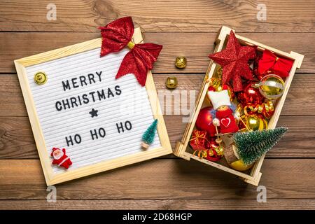Boîte avec jouets de Noël - noeud, boule, étoile, ruban, arbre de Noël sur fond de bois. Style rustique rétro. Bonne nouvelle année 2021, concept de Noël Flat Lay Banque D'Images