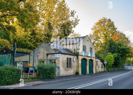 Garage Compton en automne. Long Compton, Warwickshire, Angleterre Banque D'Images