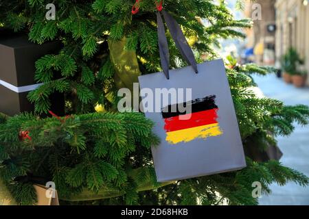 Drapeau allemand imprimé sur un sac de Noël comme décoration sur un arbre de Noël dans une rue. Magasins de Noël en Allemagne, vente sur le marché local