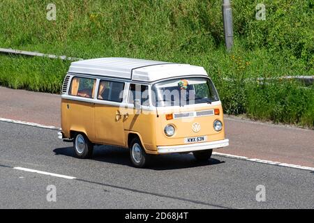 1975 70s blanc crème VW Volkswagen Caravans et Motorhomes, camping-cars sur les routes de Grande-Bretagne, véhicule de loisirs RV, vacances en famille, vacances Caravanette, vacances caravane Touring, Conversions de minibus, autohome Vanagon, Auto Sleeper conduite sur l'autoroute M61 Banque D'Images