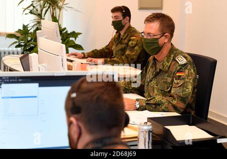 Wuppertal, Allemagne. 15 octobre 2020. Les soldats de la Bundeswehr sont assis à l'hôtel de ville dans le standard téléphonique spécialement installé du département de santé publique. Les soldats appuient le Bureau de la santé dans la recherche de contacts personnels avec des patients corona diagnostiqués positivement. Credit: Roberto Pfeil/dpa/Alay Live News Banque D'Images