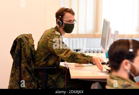 Wuppertal, Allemagne. 15 octobre 2020. Les soldats de la Bundeswehr portant des masques sont assis à l'hôtel de ville du standard téléphonique spécialement installé du département de santé. Les soldats appuient le Bureau de la santé dans le suivi des contacts personnels avec des patients corona diagnostiqués positivement. Credit: Roberto Pfeil/dpa/Alay Live News Banque D'Images